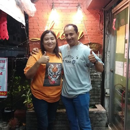 Ostello Lucky House Chiang Mai Esterno foto
